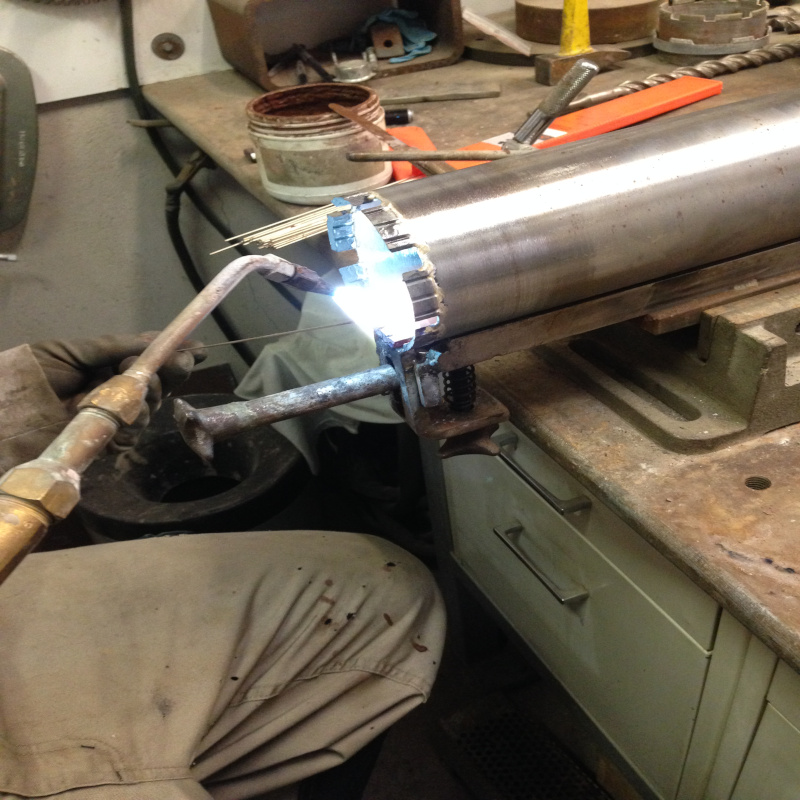 Fabrication d’une couronne diamantée avec assemblage des segments sur un tube nu. Soudure et brasage à l’argent