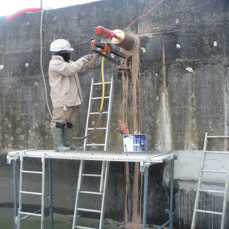 Carottage dans un bassin de rétention d’eau avec installation du matériel, réalisation et protection de l’opérateur